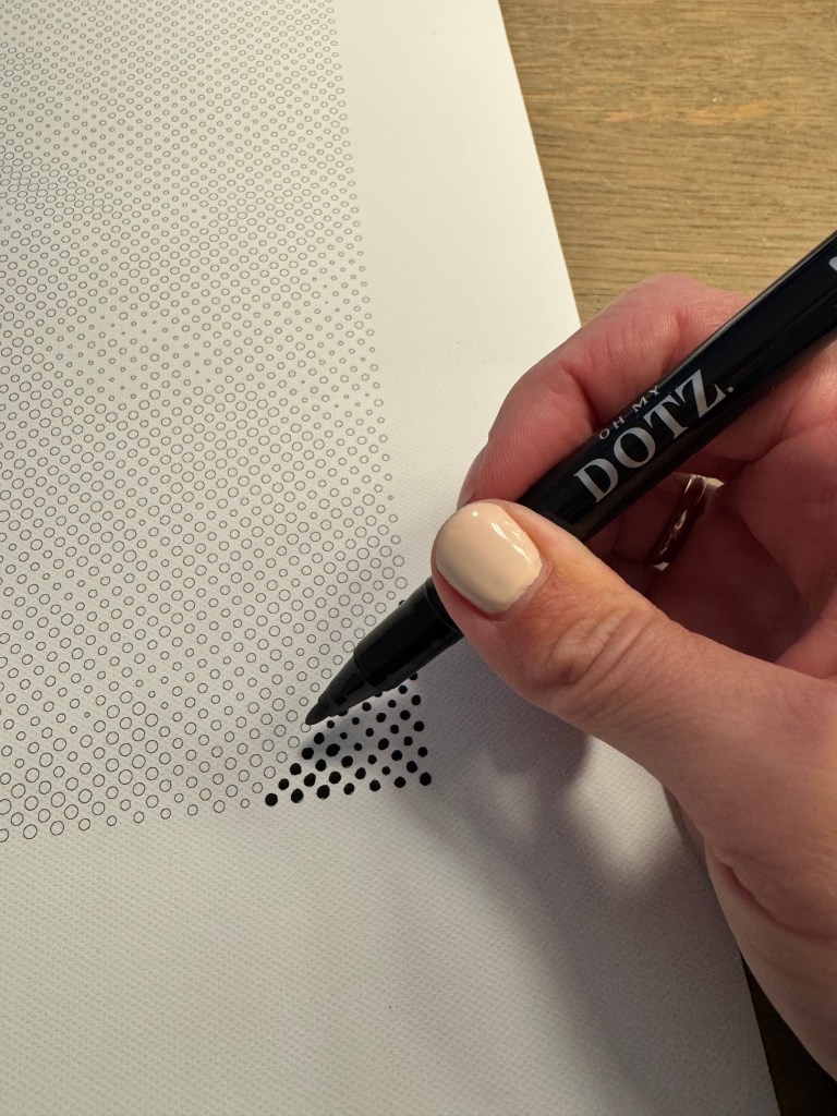 Een stukje dotpainting en de stift waarmee je kleurt