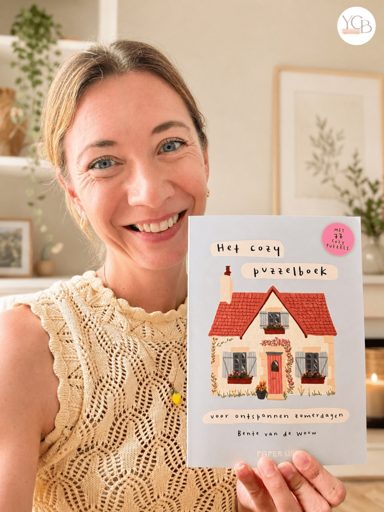 Priscilla houdt het cozy puzzelboek vast