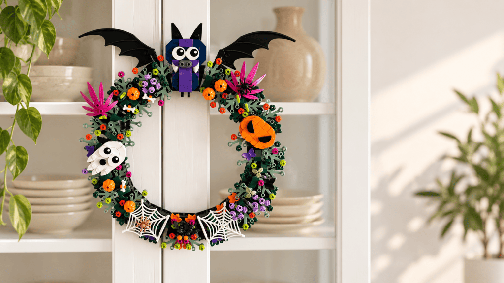De Halloween Lego krans opgehangen aan een kast